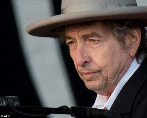 Bob Dylan receives Nobel Prize in literature in Sweden - ảnh 1